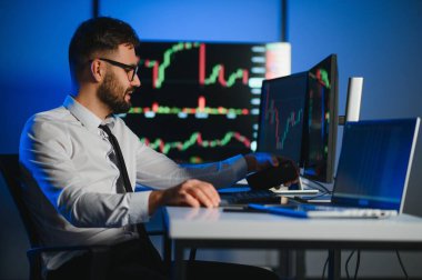 Bilgisayar ekranına bakan kripto tüccar yatırımcısı analizcisi bilgisayar ekranındaki finansal grafik verilerini analiz ediyor, online borsa ticaret yatırımları hakkında düşünüyor omuz manzarası üzerinden küresel riskler.