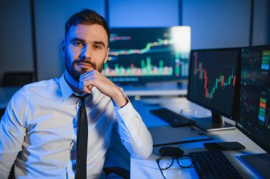 Mali Analizci, Gerçek Zaman Stokları ile Çoklu Monitör Çalışma İstasyonunda Bir Bilgisayar Üzerinde Çalışıyor.