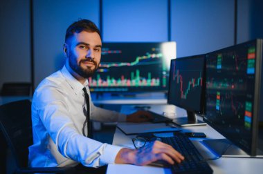 Mali Analizci, Gerçek Zaman Stokları ile Çoklu Monitör Çalışma İstasyonunda Bir Bilgisayar Üzerinde Çalışıyor.