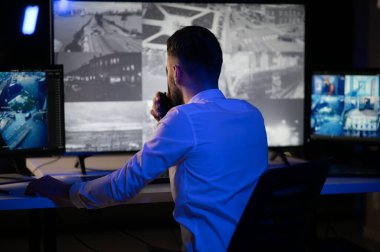 Güvenlik Sistemi CCTV İzleme Odası. Telsiz kullanan adam.