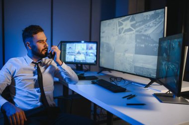 Güvenlik Sistemi CCTV İzleme Odası. Telsiz kullanan adam.