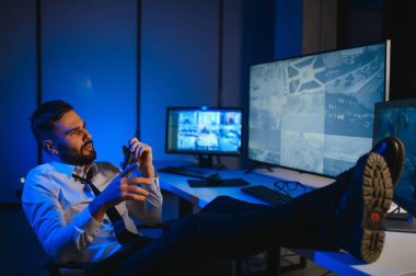 Güvenlik Sistemi CCTV İzleme Odası. Telsiz kullanan adam.