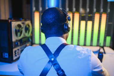 Bir polis memuru telefon konuşmasını bir teybe kaydediyor. gizli ajan.