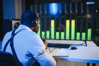 Bir polis memuru telefon konuşmasını bir teybe kaydediyor. gizli ajan.