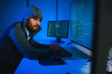 Hacker masa üzerinde veri çalmak için birden fazla bilgisayar kullanma.