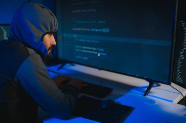 Hacker masa üzerinde veri çalmak için birden fazla bilgisayar kullanma.
