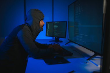 Hacker masa üzerinde veri çalmak için birden fazla bilgisayar kullanma.