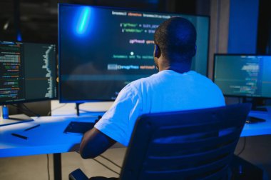 Akıllı yetenekli içe dönük testçinin fotoğrafı yazma işletim verisi güvenliği ofis karanlık odası