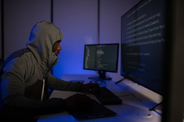 Hacker masa üzerinde veri çalmak için birden fazla bilgisayar kullanma.