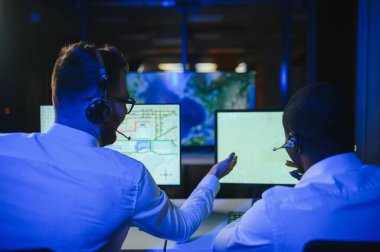 Nakliye için destek merkezleri gönderiliyor. Kargo teslimatının lojistik ve navigasyonu.