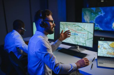 Nakliye için destek merkezleri gönderiliyor. Kargo teslimatının lojistik ve navigasyonu.