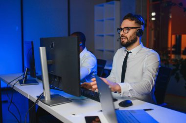 Tamirat merkezi. Seyrüsefer kontrol panosunda otururken mikrofonla çalışan erkeklerin portresi.