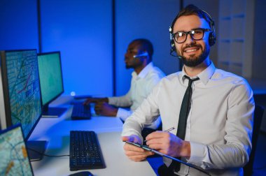 Tamirat merkezi. Seyrüsefer kontrol panosunda otururken mikrofonla çalışan erkeklerin portresi.