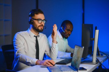 Tamirat merkezi. Seyrüsefer kontrol panosunda otururken mikrofonla çalışan erkeklerin portresi.