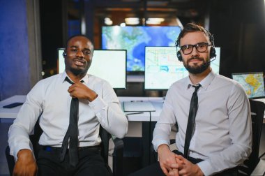 Nakliye için destek merkezleri gönderiliyor. Kargo teslimatının lojistik ve navigasyonu.