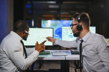 Nakliye için destek merkezleri gönderiliyor. Kargo teslimatının lojistik ve navigasyonu.