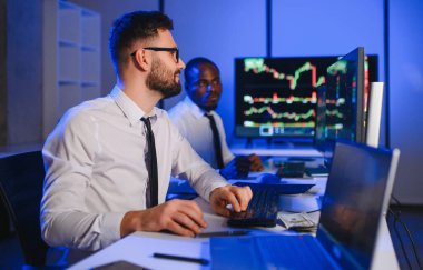 Bilgisayar monitöründe çalışan ve ticaret bürolarında internette gezinen işlemci takımı..