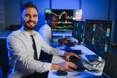 Bilgisayar monitöründe çalışan ve ticaret bürolarında internette gezinen işlemci takımı..