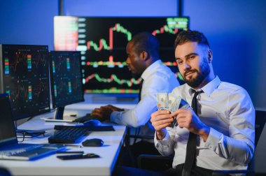 Bilgisayar monitöründe çalışan ve ticaret bürolarında internette gezinen işlemci takımı..