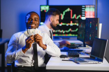 Borsada dolarları elinde tutuyor. Yatırımcı borsada büyük paralar kazandıktan sonra para sayıyor..