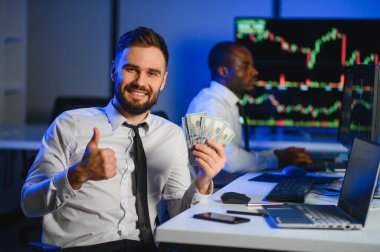 Takım çalışması kavramı. Borsacılardan oluşan bir ekip modern ofiste birçok ekran ekranı ile çalışır..