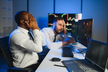 Stresli iş adamları kripto simsar borsa kripto ticaretini analiz eden yatırımcılar..