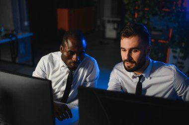 Önx ticaret grafikleri ve grafikleri ile bilgisayar ekranında çalışan tüccar takımı.