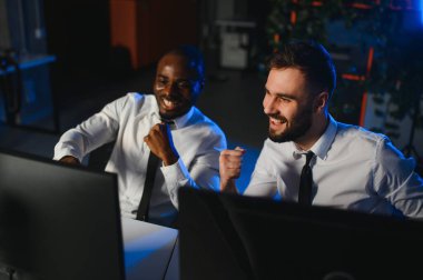 Bilgisayar monitöründe çalışan ve ticaret bürolarında internette gezinen işlemci takımı..