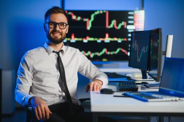 Bilgisayar ekranına bakan kripto tüccar yatırımcısı analizcisi bilgisayar ekranındaki finansal grafik verilerini analiz ediyor, online borsa ticaret yatırımları hakkında düşünüyor omuz manzarası üzerinden küresel riskler.