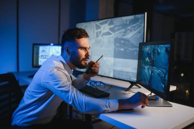 Güvenlik Sistemi CCTV İzleme Odası. Telsiz kullanan adam.