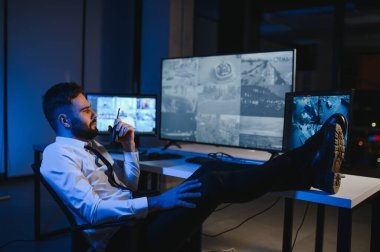 Güvenlik Sistemi CCTV İzleme Odası. Telsiz kullanan adam.