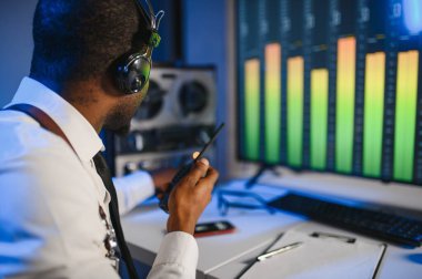 Gizli ajan kayıt cihazını dinliyormuş. Memur kulaklıkla dinleme yapıyor..