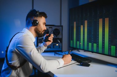 Bir polis memuru telefon konuşmasını bir teybe kaydediyor. gizli ajan.