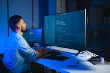 Akıllı yetenekli içe dönük testçinin fotoğrafı yazma işletim verisi güvenliği ofis karanlık odası