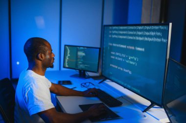 Afrika kökenli Amerikalı erkek programcının portresi..