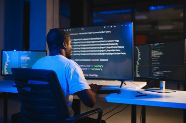 Akıllı yetenekli içe dönük testçinin fotoğrafı yazma işletim verisi güvenliği ofis karanlık odası