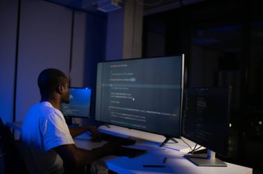 Akıllı yetenekli içe dönük testçinin fotoğrafı yazma işletim verisi güvenliği ofis karanlık odası