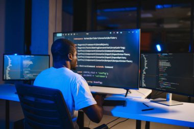 Afrika kökenli Amerikalı erkek programcının portresi..