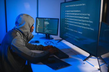 Hacker masa üzerinde veri çalmak için birden fazla bilgisayar kullanma.