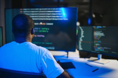 Akıllı yetenekli içe dönük testçinin fotoğrafı yazma işletim verisi güvenliği ofis karanlık odası