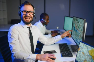 Nakliye için destek merkezleri gönderiliyor. Kargo teslimatının lojistik ve navigasyonu.