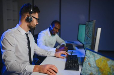 Nakliye için destek merkezleri gönderiliyor. Kargo teslimatının lojistik ve navigasyonu.