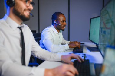 Nakliye için destek merkezleri gönderiliyor. Kargo teslimatının lojistik ve navigasyonu.