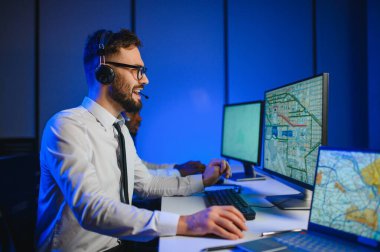 Tamirat merkezi. Yük taşımacılığında lojistik ve navigasyon yönetimi.