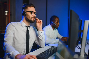 Tamirat merkezi. Seyrüsefer kontrol panosunda otururken mikrofonla çalışan erkeklerin portresi.