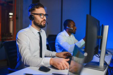 Nakliye için destek merkezleri gönderiliyor. Kargo teslimatının lojistik ve navigasyonu.