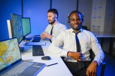 Tamirat merkezi. Hava seyrüsefer kontrol panosunda çalışan genç Afro-Amerikan erkeklerin belini kaldırın.