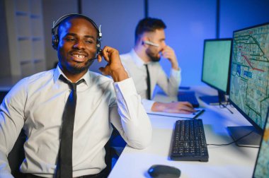 Tamirat merkezi. Hava seyrüsefer kontrol panosunda çalışan genç Afro-Amerikan erkeklerin belini kaldırın.