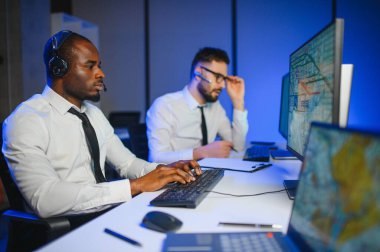 Tamirat merkezi. Yük taşımacılığında lojistik ve navigasyon yönetimi.