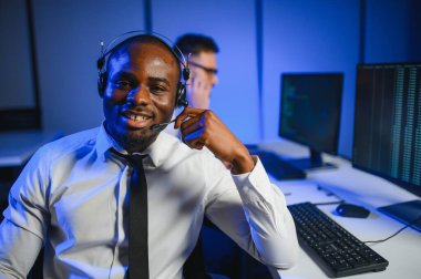 Çeşitli çağrı merkezi operatörleri ofiste bilgisayar danışmanlığı yapan müşteriler kullanıyor.